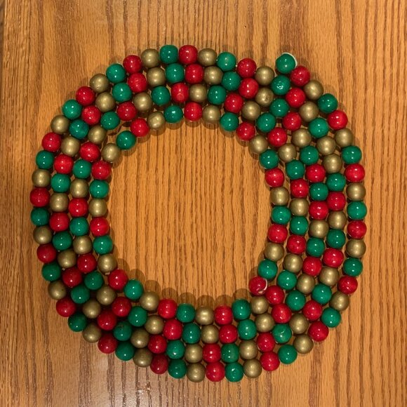 9 FOOT STRAND OF BEADED CHRISTMAS GARLAND, RED/GREEN/GOLD, LIKE NEW. - Picture 1 of 2